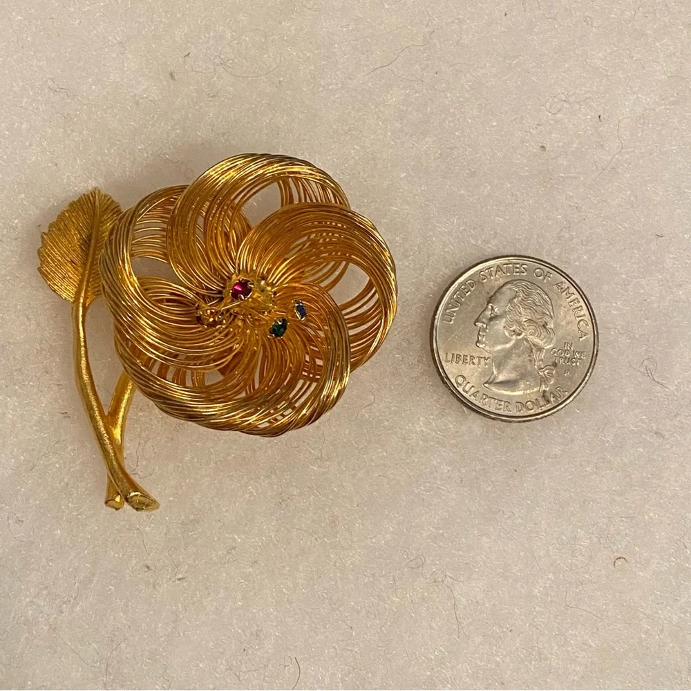 VINTAGE BROOCH GOLD TONE WIRE WRAPPED FLOWER COLORED RHINESTONE CENTER